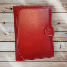 Agenda Remember Milenium 2026 día a día con tapa en simil cuero rojo con presilla 87/1911 r